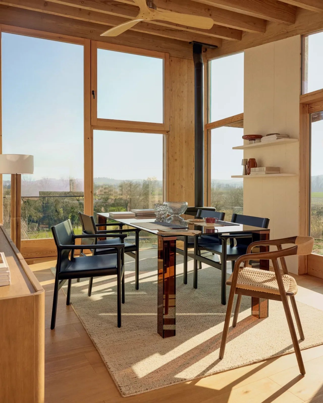Étkező panorámaablakkal és design székekkel